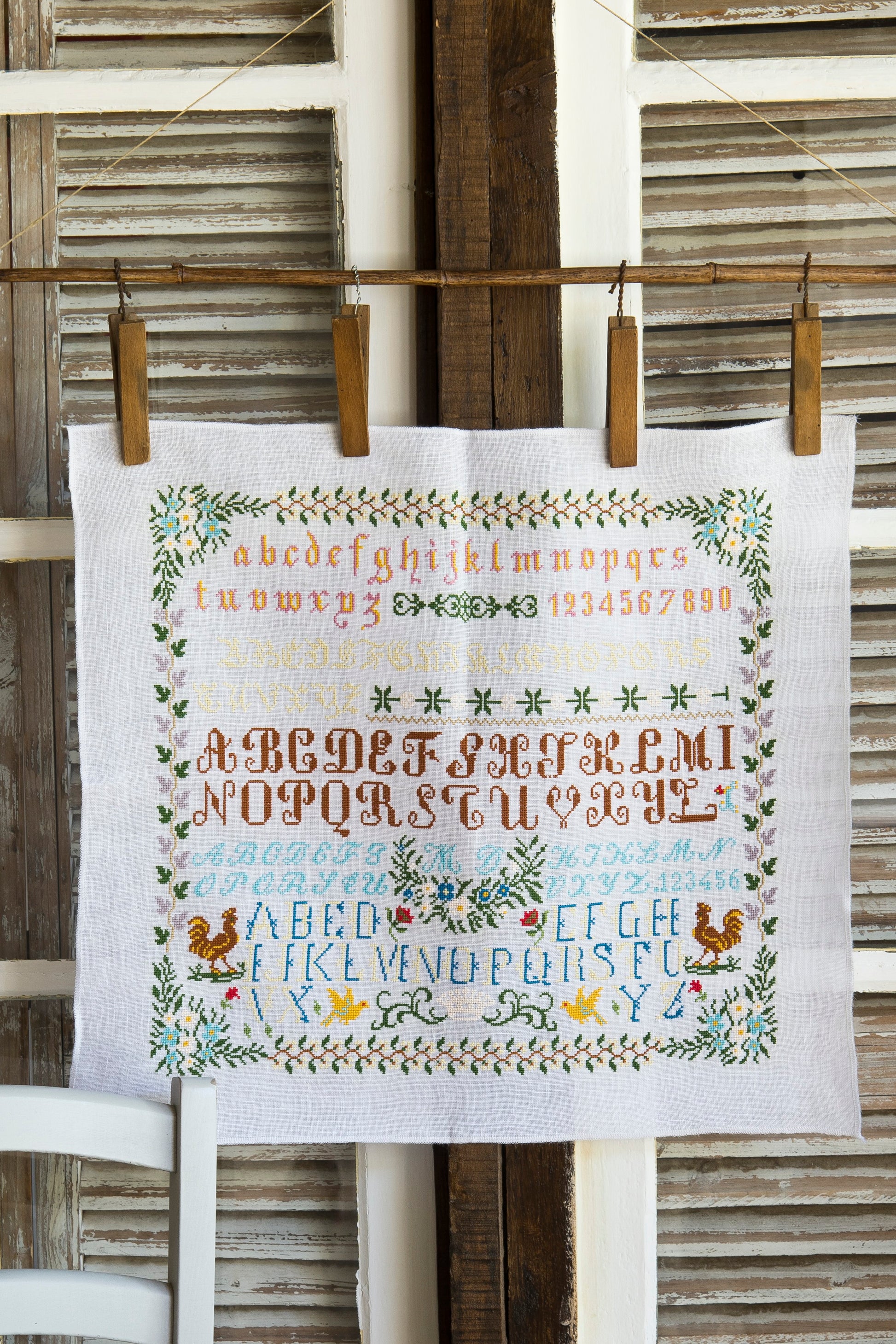 Grille de broderie point de croix : marquoir ABC Coq, sampler traditionnel. Réf. DMC incluse. À broder sur lin. Création Point de Croix.