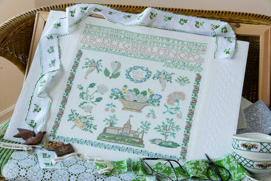 Grille point de croix – Marquoir corbeille fleurs 1826 : sampler historique avec corbeille fleurie centrale, alphabets, animaux, motifs religieux et décoratifs dont un homard, sur toile de lin DMC – DMC & Création Point de Croix
