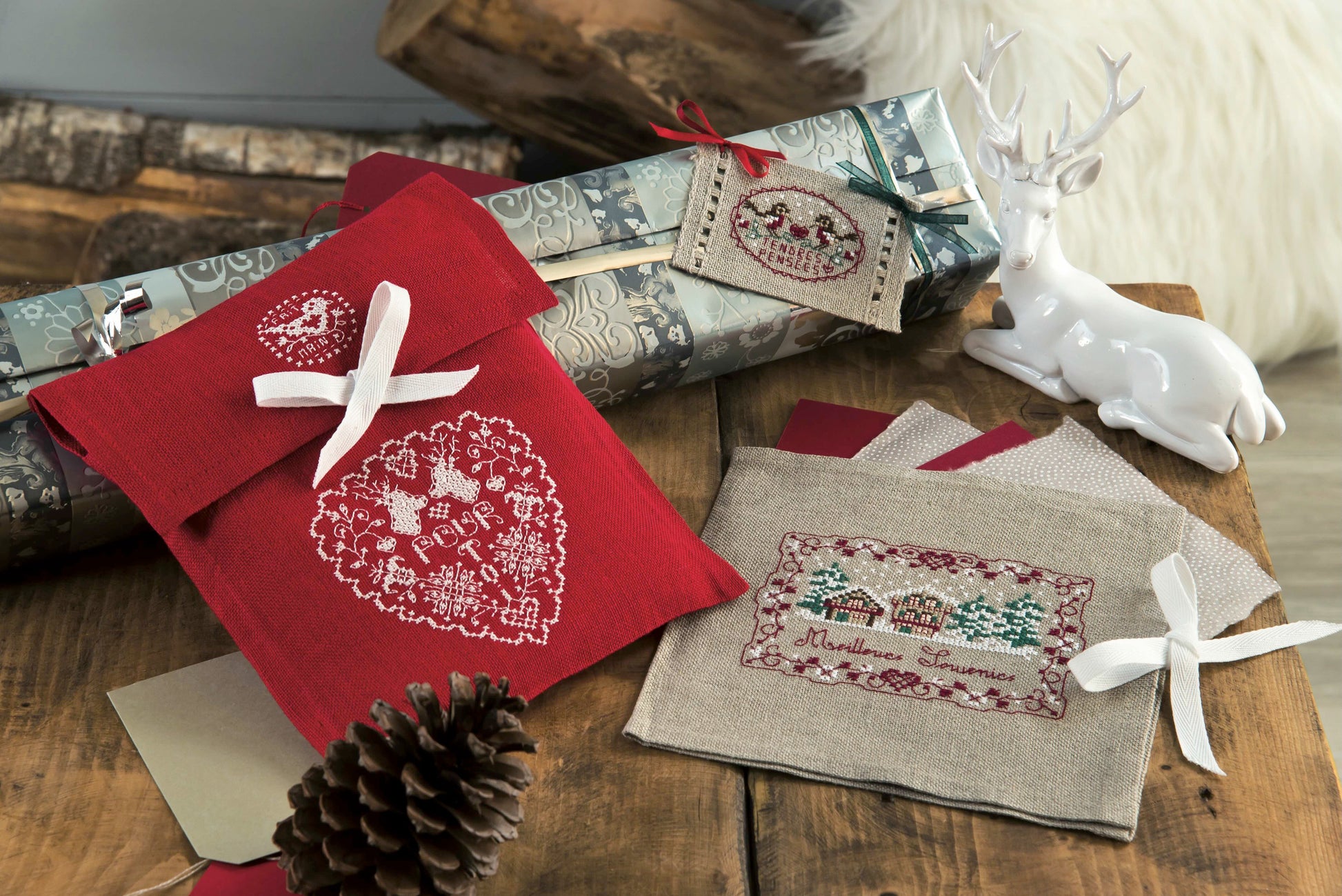 Collection de messages brodés point de croix sur lin : « Pour toi », « Bienvenue »… Motifs élégants et romantiques, idéaux pour cadeaux faits main.