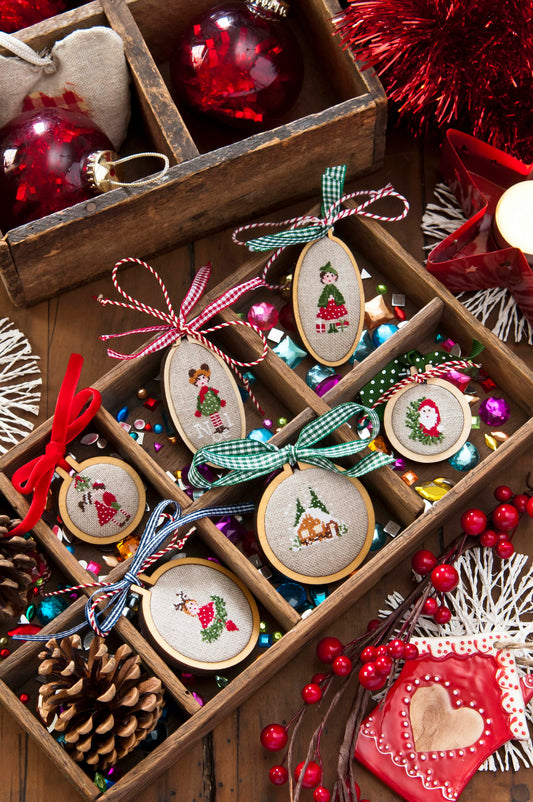 Grille de broderie point de croix : mini tambours de Noël Lili Violette, 6 motifs sur 6 pages. Décorations de sapin originales. Symboles et couleurs DMC.