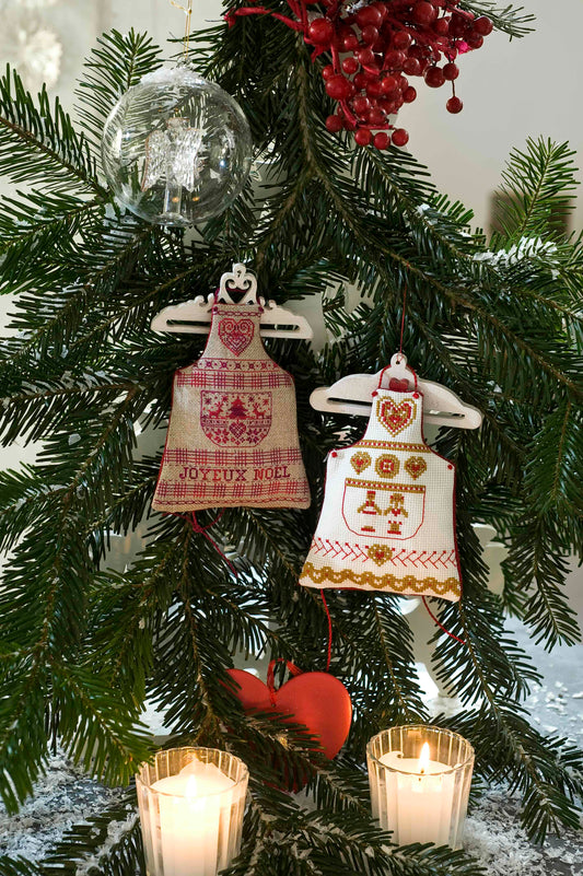 Grille point de croix Minis Tabliers par Création Point de Croix. Décorations sapin tabliers brodés, DMC sur 6 pages. Format fini env. 13,6×14,4 cm sur Aïda écru.