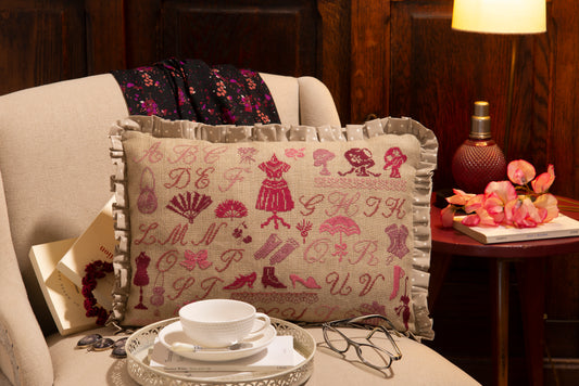 Grille point de croix – Modiste : abécédaire avec chapeaux, rubans, boutons et accessoires de couture sur toile de lin bis naturel DMC, style vintage et romantique – Véronique Enginger & Création Point de Croix