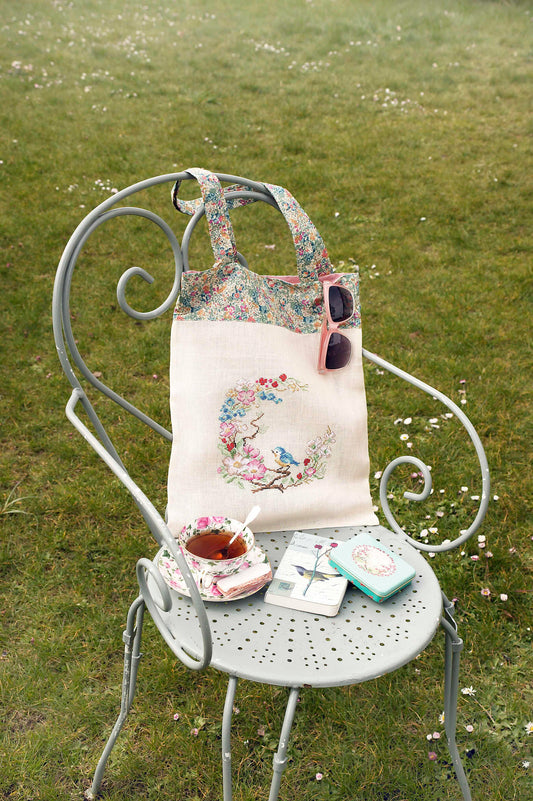 Grille de point de croix moineau et fleurs pour sac. Sur lin 11 fils crème. Imprimée avec symboles et couleur DMC sur 6 pages. Motif 100 x 100 pts.