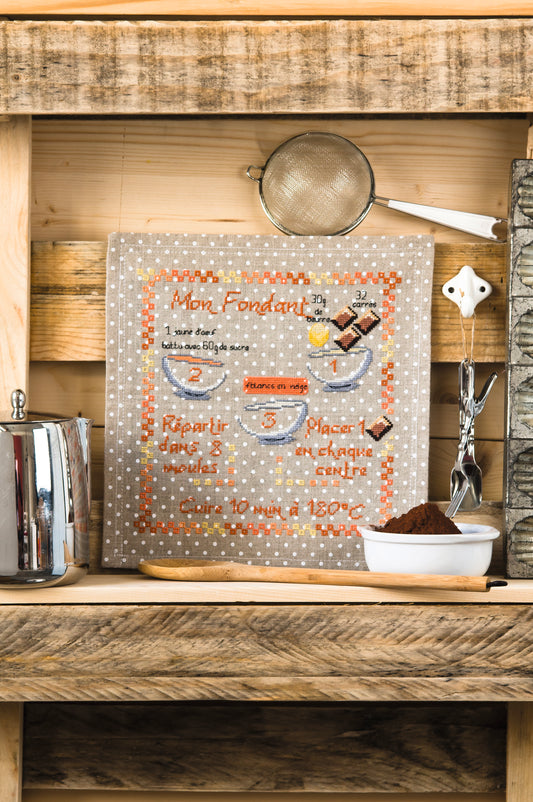 Grille point de croix – Mon fondant : recette de fondant au chocolat et ingrédients pâtissiers brodés sur toile de lin Belfast naturel à pois blancs 12 fils/cm, ambiance carnet de recettes familial – Marylène Verstraete (Les Fanfreluches de Mary) & Création Point de Croix