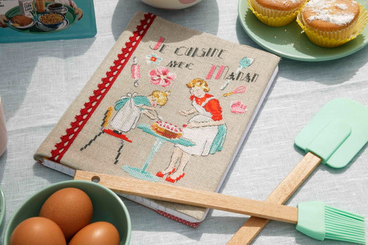 Grille de point de croix Mon premier cahier de recettes : motif enfant sur lin 11 fils bis. 109 x 78 points. Références DMC sur 4 pages.