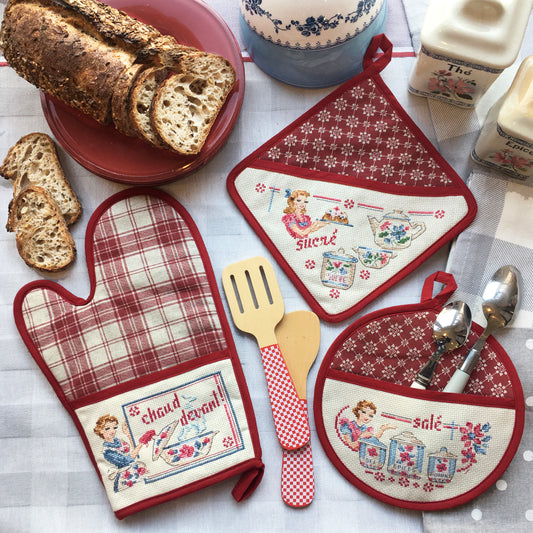 Grille de broderie point de croix : set de cuisine (gant, manique ronde, manique carrée) style Digoin. Imprimé couleur (Réf. DMC) sur 6 pages. Création Les Brodeuses Parisiennes.