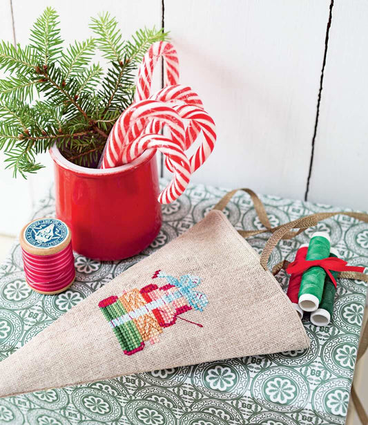 Grille de point de croix Noël : sachets à suspendre sur lin 11 fils bis. 163 x 166 points. Idéal sapin et cadeaux. Références DMC sur 4 pages.