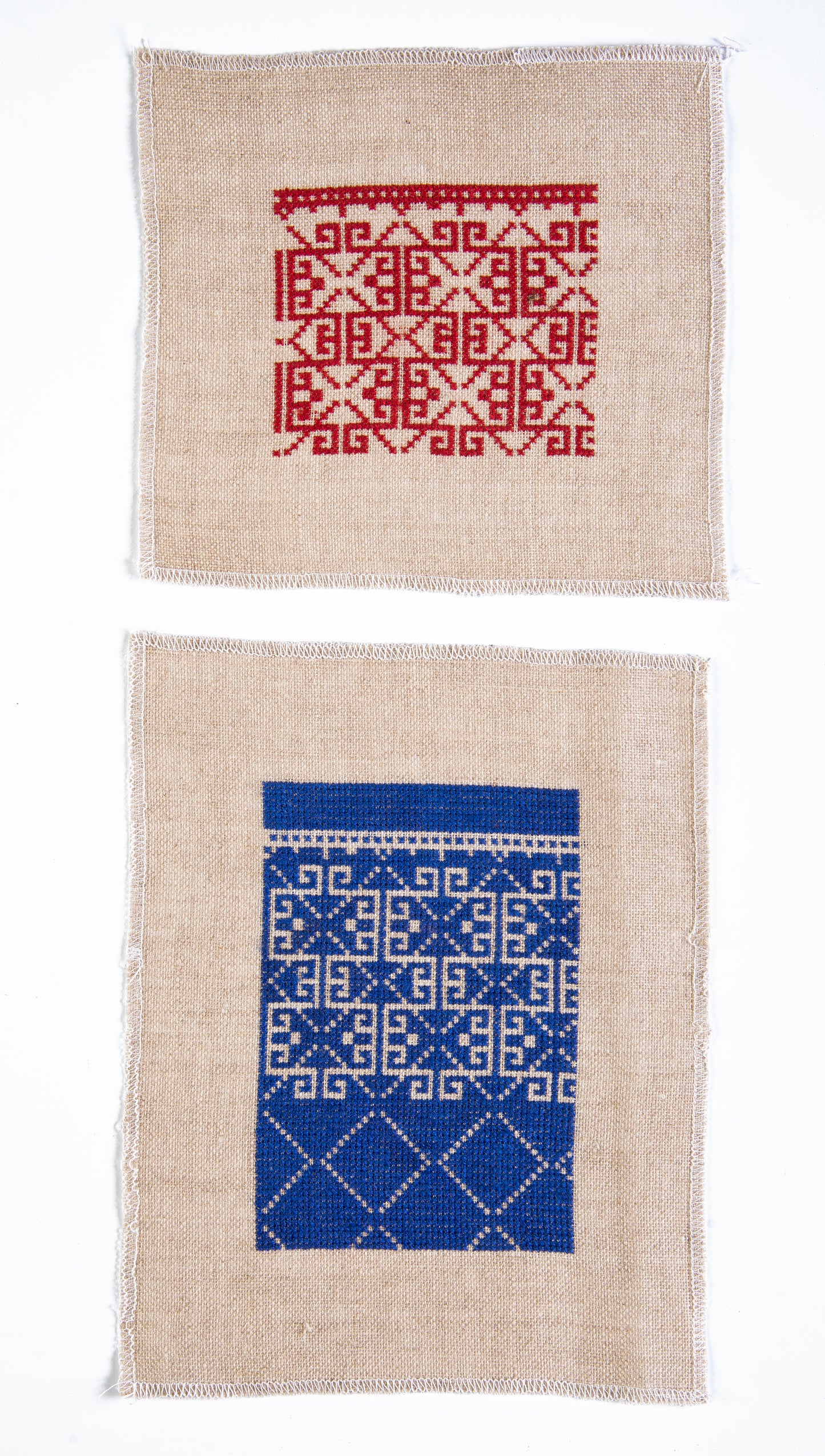 Grille point de croix – Motifs géométriques, coloris DMC : détail des frises géométriques modulables sur toile de lin naturel DMC, ensemble sobre et raffiné pour linge de table – Création Point de Croix