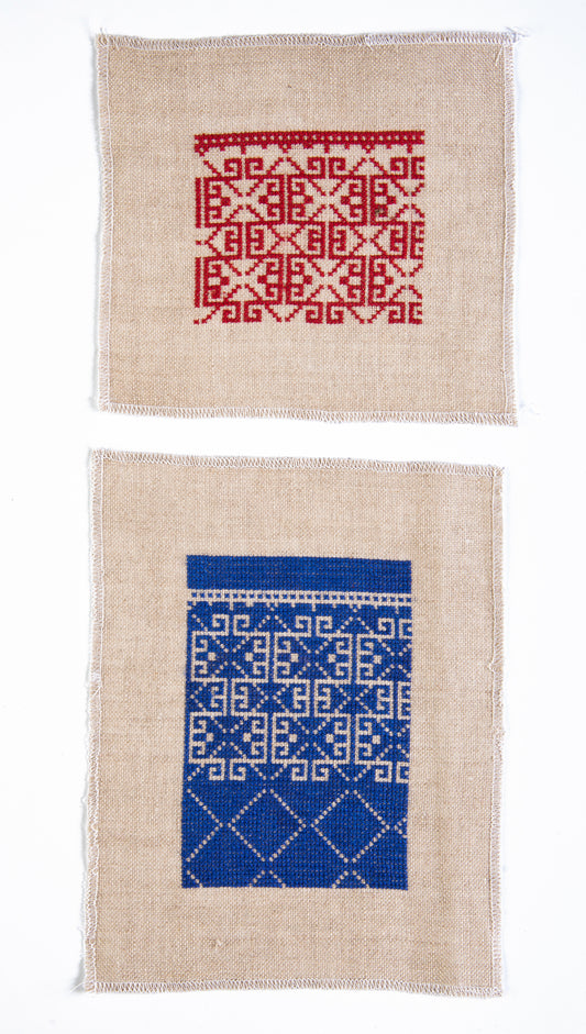 Grille point de croix – Motifs géométriques, coloris DMC : détail des frises géométriques modulables sur toile de lin naturel DMC, ensemble sobre et raffiné pour linge de table – Création Point de Croix