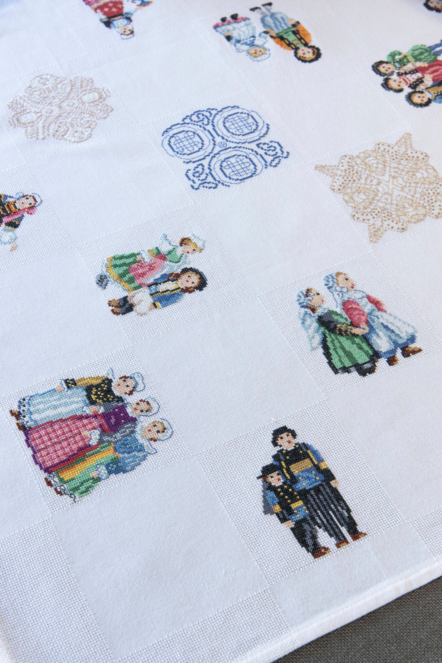 Grille de broderie point de croix « Nappe Bretagne » par M. Bonnin : personnages en costume breton et bigoudènes sur toile blanche 5,5 pts. DMC, 6 pages, motif 11 x 11 cm.