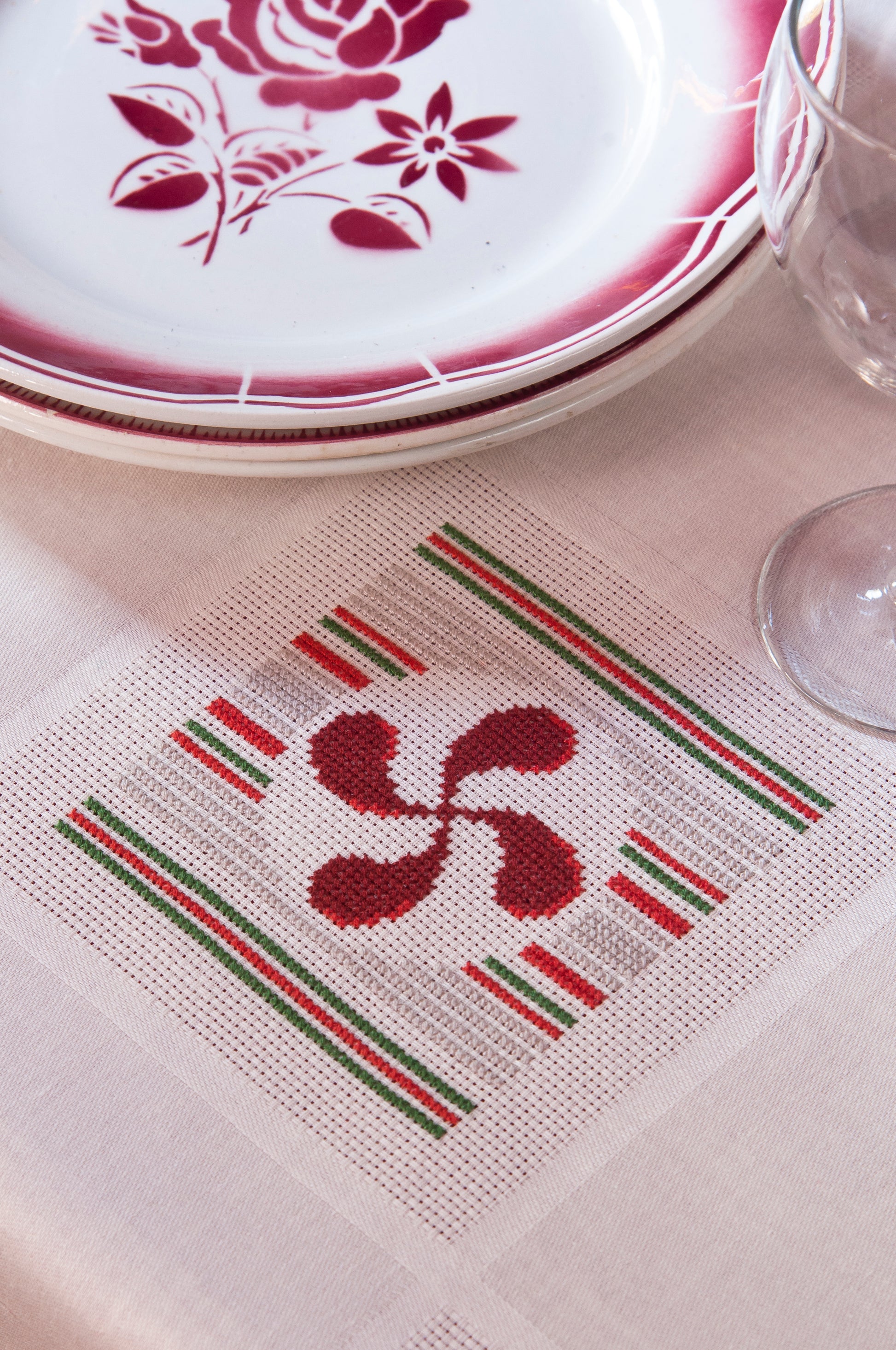 Grille de broderie point de croix : nappe Pays Basque, motifs traditionnels par M. Bonnin. Réf. DMC incluse. À broder sur Aïda. Création Point de Croix.
