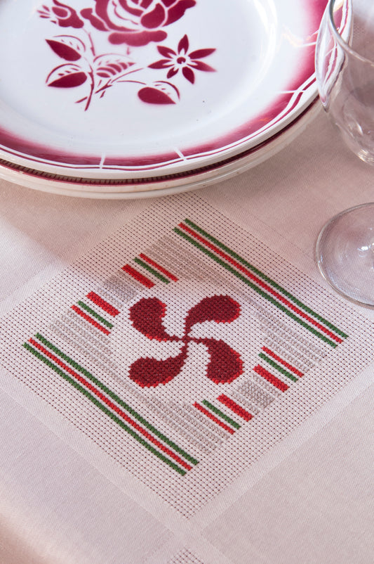 Grille de broderie point de croix : nappe Pays Basque, motifs traditionnels par M. Bonnin. Réf. DMC incluse. À broder sur Aïda. Création Point de Croix.