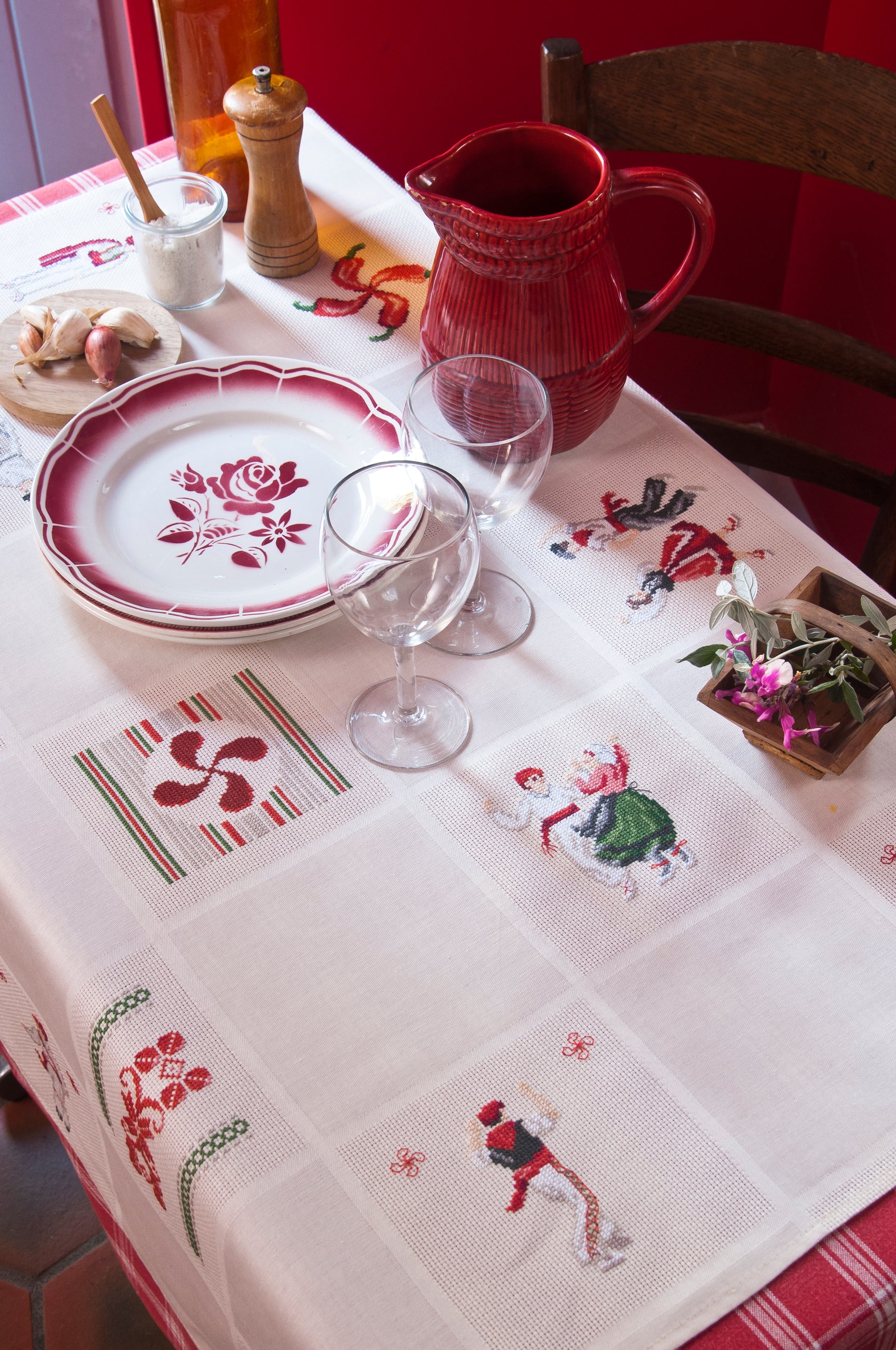 Grille de broderie point de croix : nappe Pays Basque, motifs traditionnels par M. Bonnin. Réf. DMC incluse. À broder sur Aïda. Création Point de Croix.