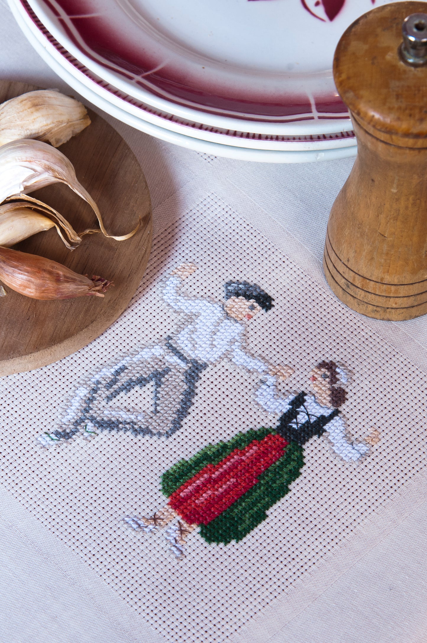 Grille de broderie point de croix : nappe Pays Basque, motifs traditionnels par M. Bonnin. Réf. DMC incluse. À broder sur Aïda. Création Point de Croix.