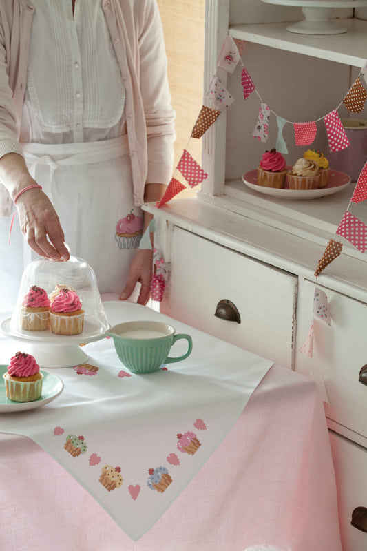 Grille de point de croix Nappe & Tablier Cupcakes Girly : 3 motifs sur lin 11 fils blanc. Nappe, frise et tablier. Références DMC sur 6 pages.
