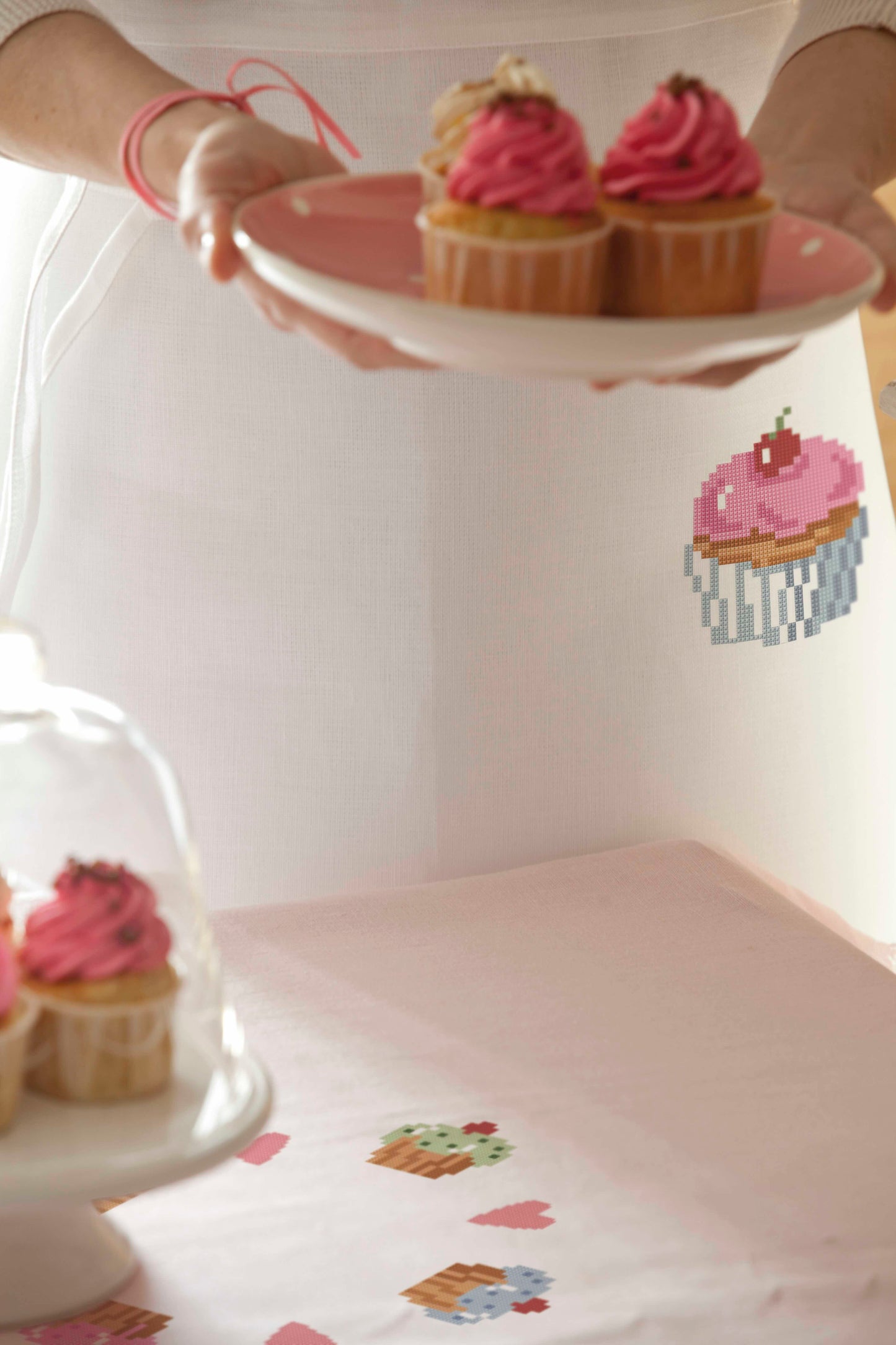 Grille de point de croix Nappe & Tablier Cupcakes Girly : 3 motifs sur lin 11 fils blanc. Nappe, frise et tablier. Références DMC sur 6 pages.
