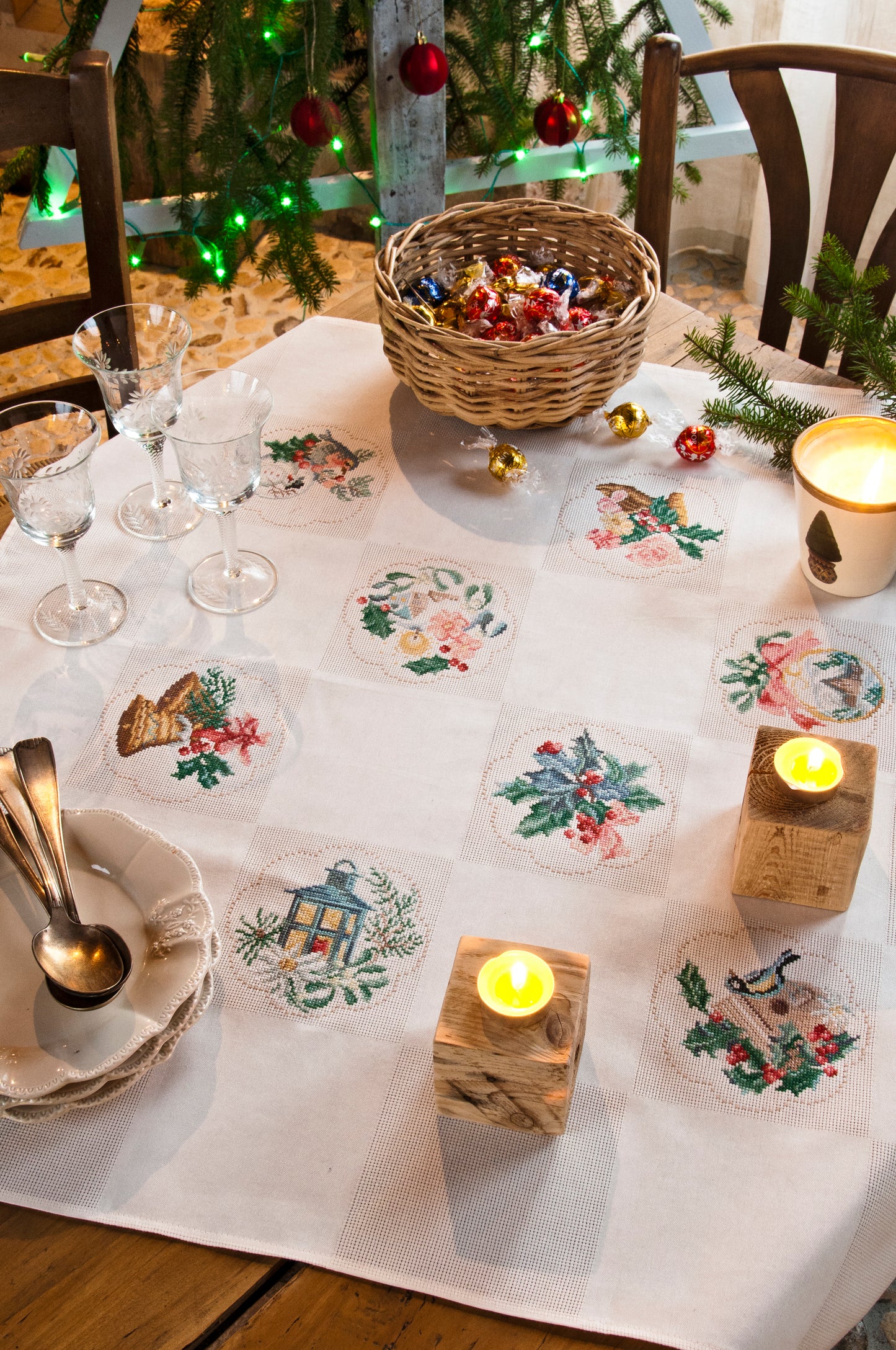 Grille de broderie point de croix : nappe de Noël festive sur Aïda 5,5 points. Imprimé couleur (Réf. DMC) sur 8 pages. Illustration M. Bonnin.