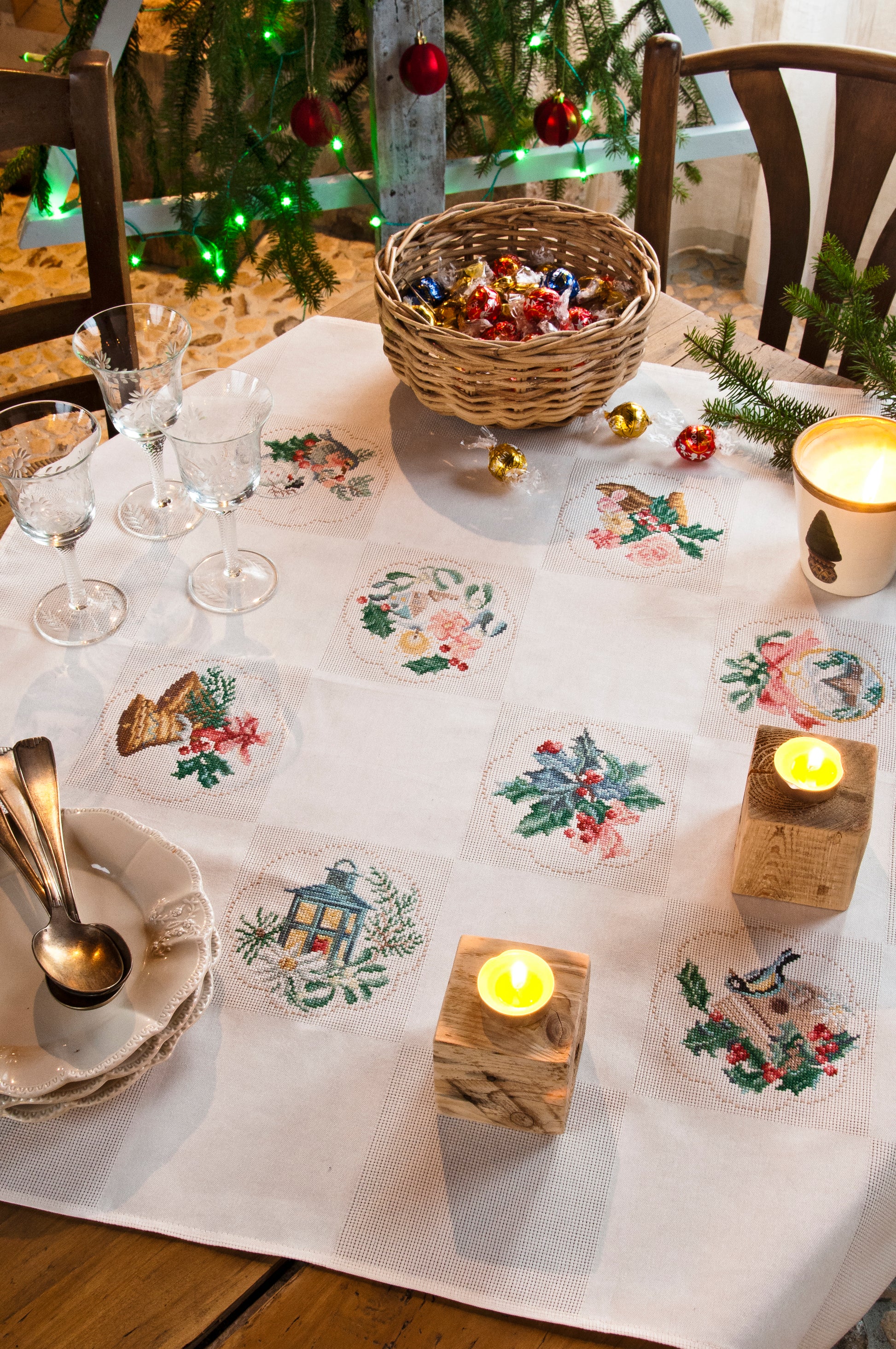 Grille de broderie point de croix : nappe de Noël festive sur Aïda 5,5 points. Imprimé couleur (Réf. DMC) sur 8 pages. Illustration M. Bonnin.