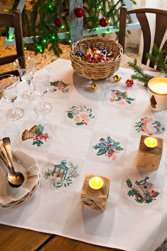 Grille de broderie point de croix : nappe de Noël festive sur Aïda 5,5 points. Imprimé couleur (Réf. DMC) sur 8 pages. Illustration M. Bonnin.
