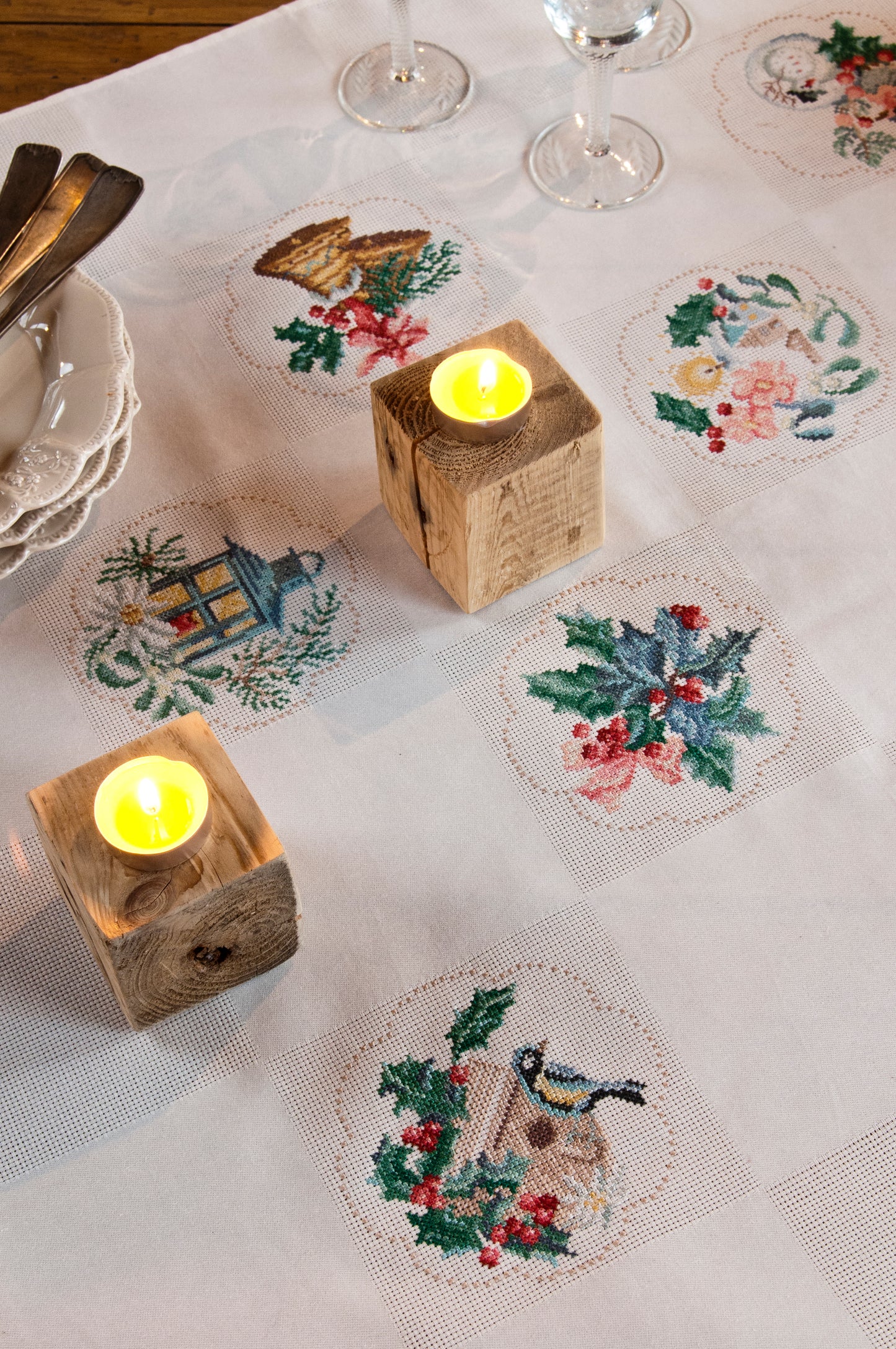 Grille de broderie point de croix : nappe de Noël festive sur Aïda 5,5 points. Imprimé couleur (Réf. DMC) sur 8 pages. Illustration M. Bonnin.