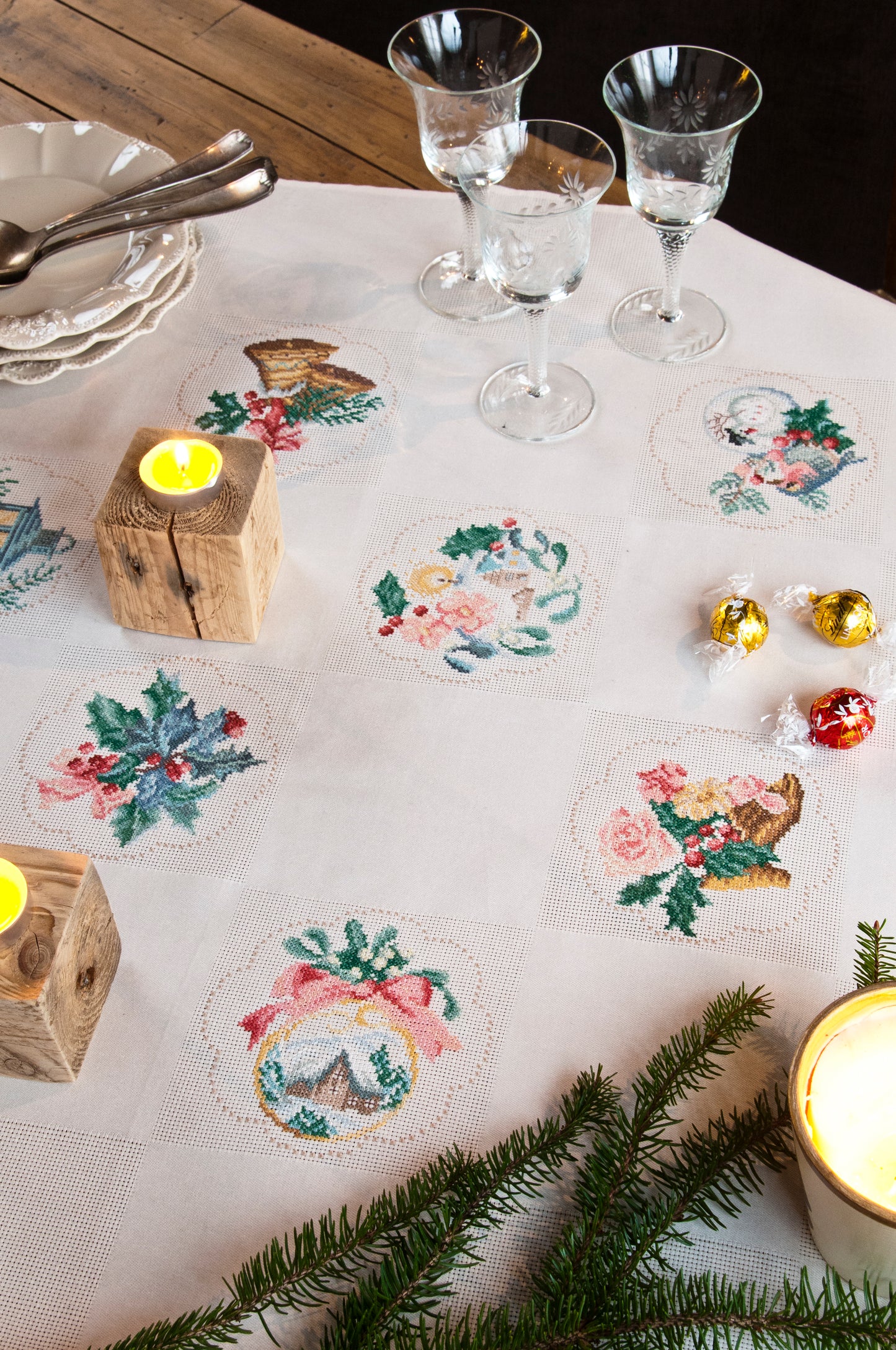 Grille de broderie point de croix : nappe de Noël festive sur Aïda 5,5 points. Imprimé couleur (Réf. DMC) sur 8 pages. Illustration M. Bonnin.