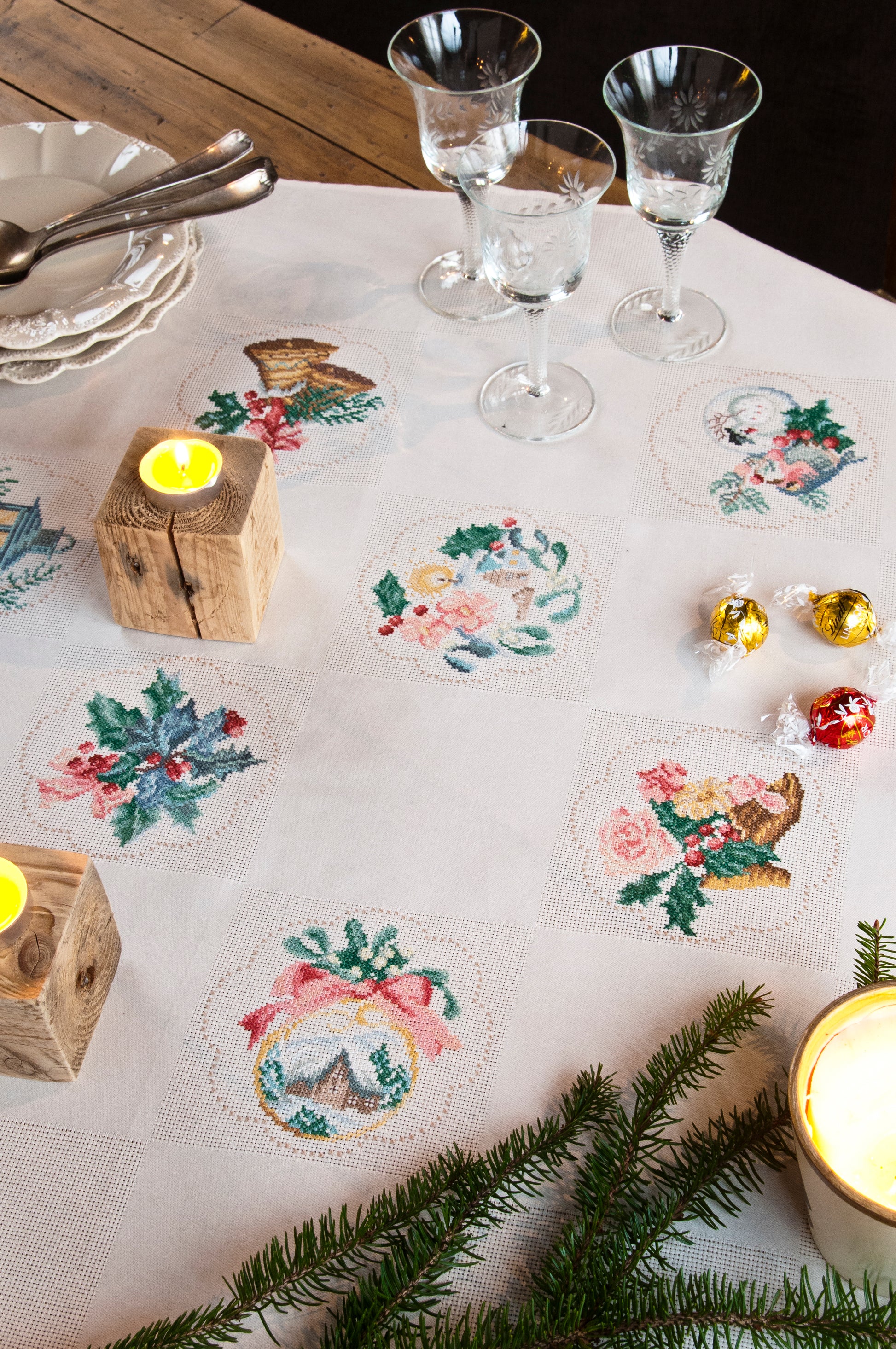 Grille de broderie point de croix : nappe de Noël festive sur Aïda 5,5 points. Imprimé couleur (Réf. DMC) sur 8 pages. Illustration M. Bonnin.