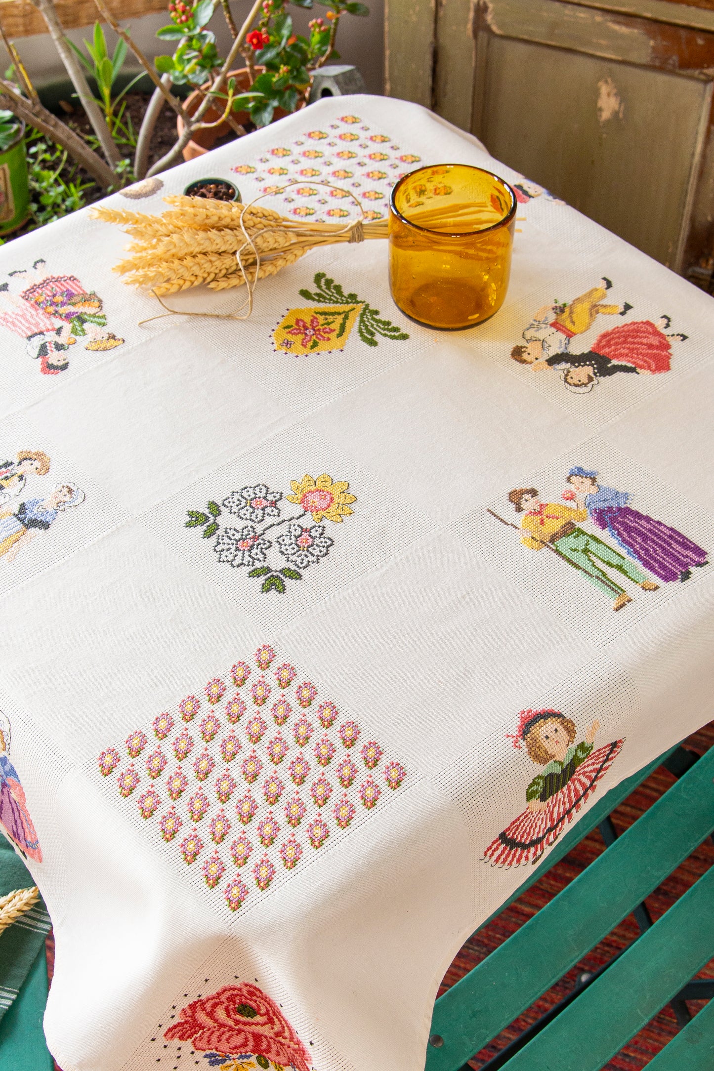 Grille point de croix : personnages provençaux en costume sur Aïda blanc 5,5 pts. Ambiance colorée et joyeuse pour votre table. 10 pages DMC.