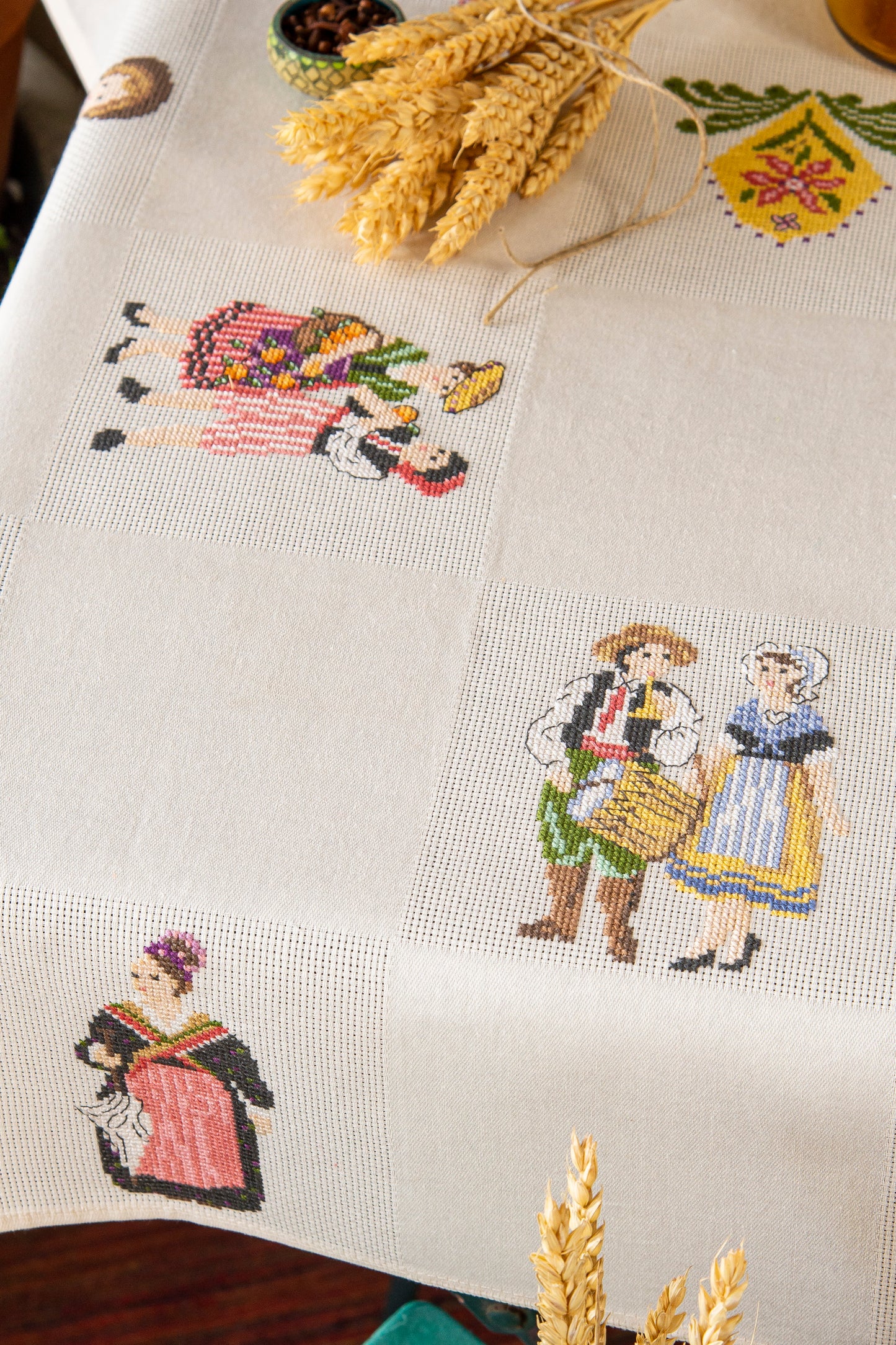 Grille point de croix : personnages provençaux en costume sur Aïda blanc 5,5 pts. Ambiance colorée et joyeuse pour votre table. 10 pages DMC.