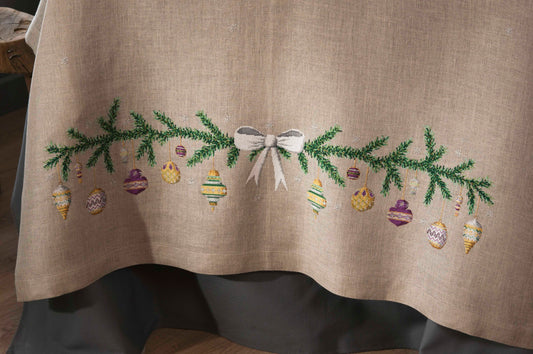 Grille point de croix : nappe et ronds de serviettes Noël brodés. Lin bis 11 fils, réf. DMC. Grille imprimée couleur sur 6 pages.