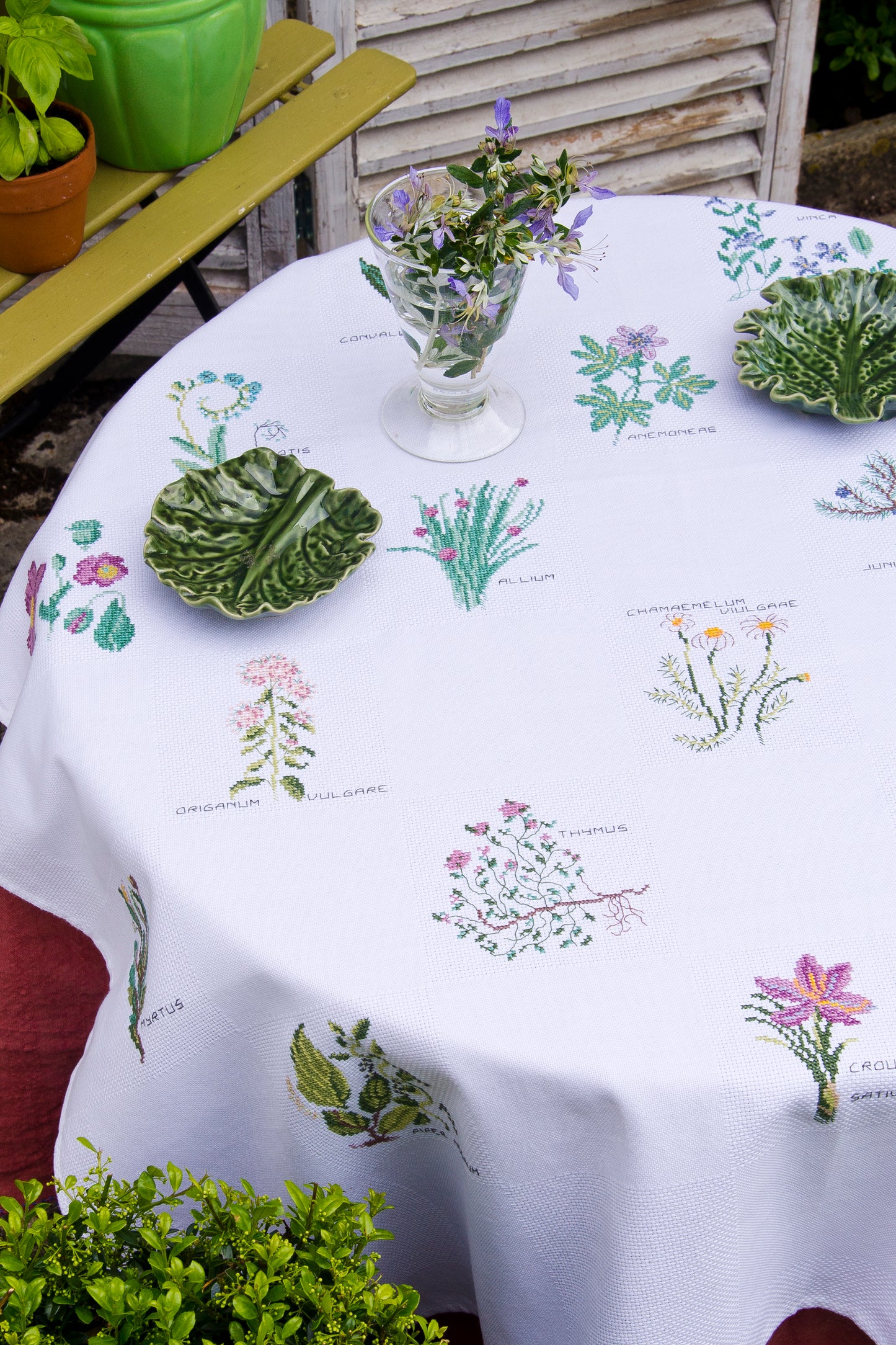 Grille de broderie point de croix : nappe herbier, motifs botaniques par M. Bonnin. Réf. DMC incluse. À broder sur nappe damassée ou lin. Création Point de Croix.