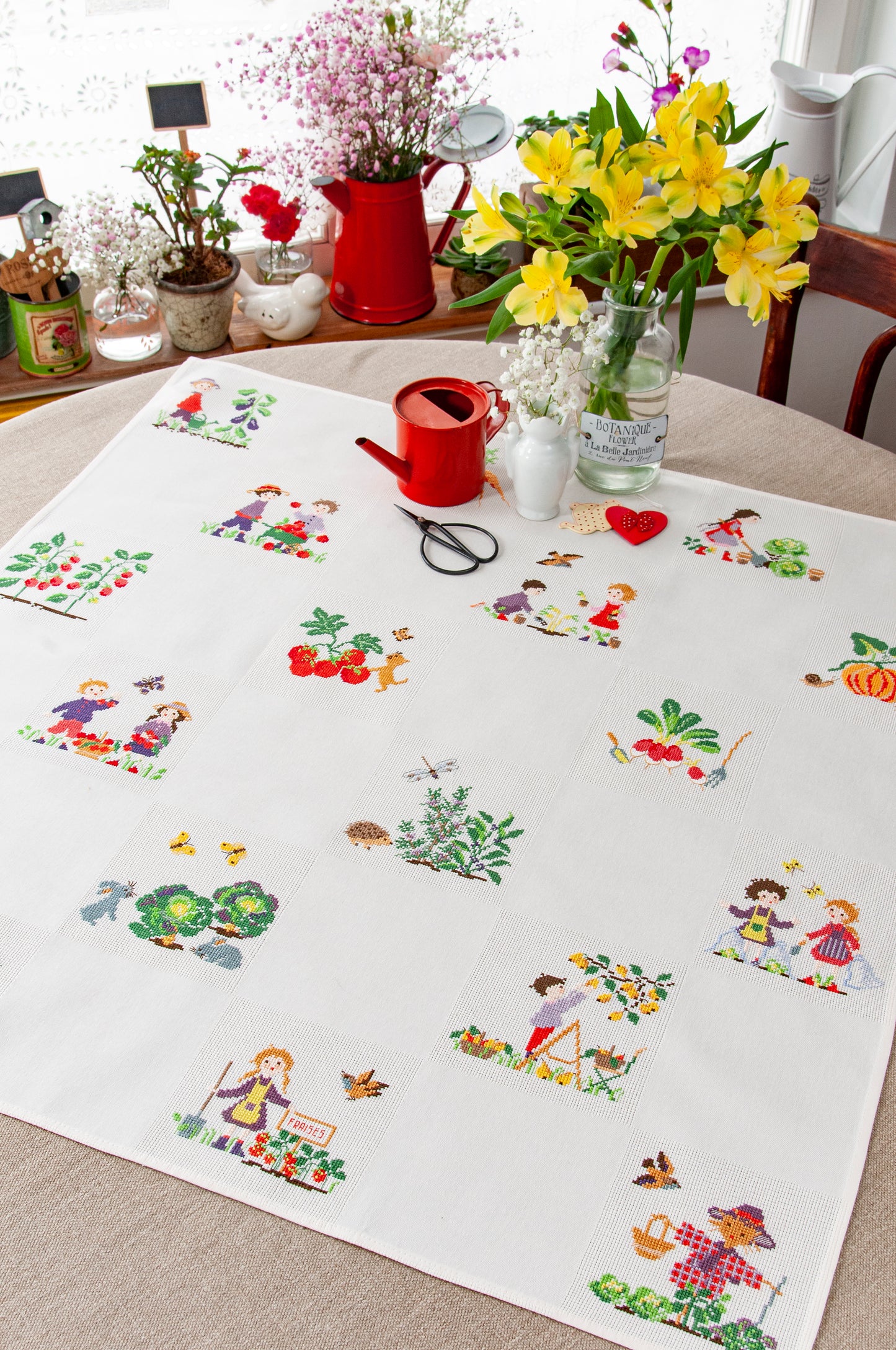Grille de broderie point de croix « Nappe potager » par P. Samouiloff : personnages du potager à broder sur Aïda blanc 5,5 pts. DMC, 10 pages – ambiance champêtre.