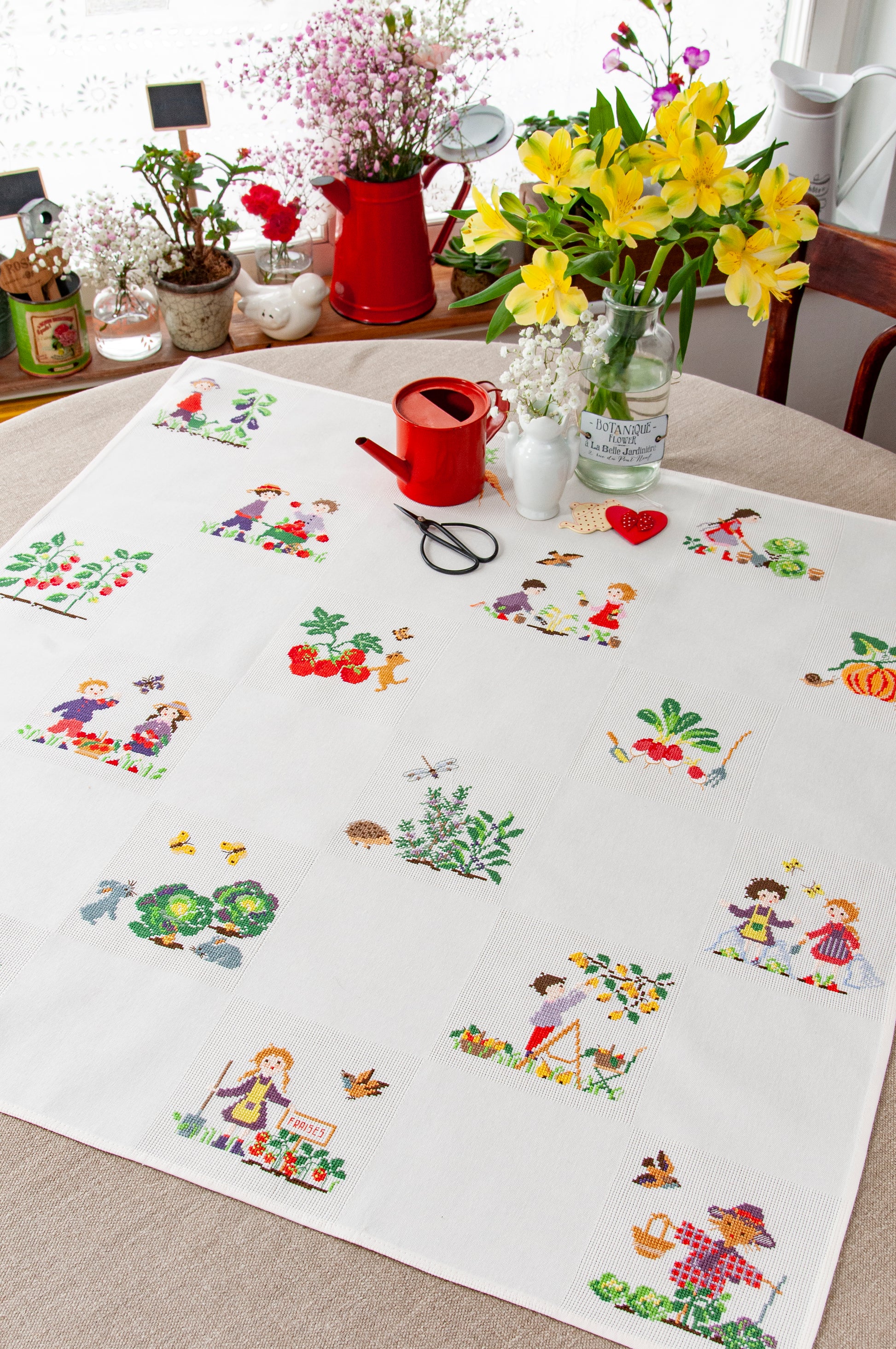 Grille de broderie point de croix « Nappe potager » par P. Samouiloff : personnages du potager à broder sur Aïda blanc 5,5 pts. DMC, 10 pages – ambiance champêtre.