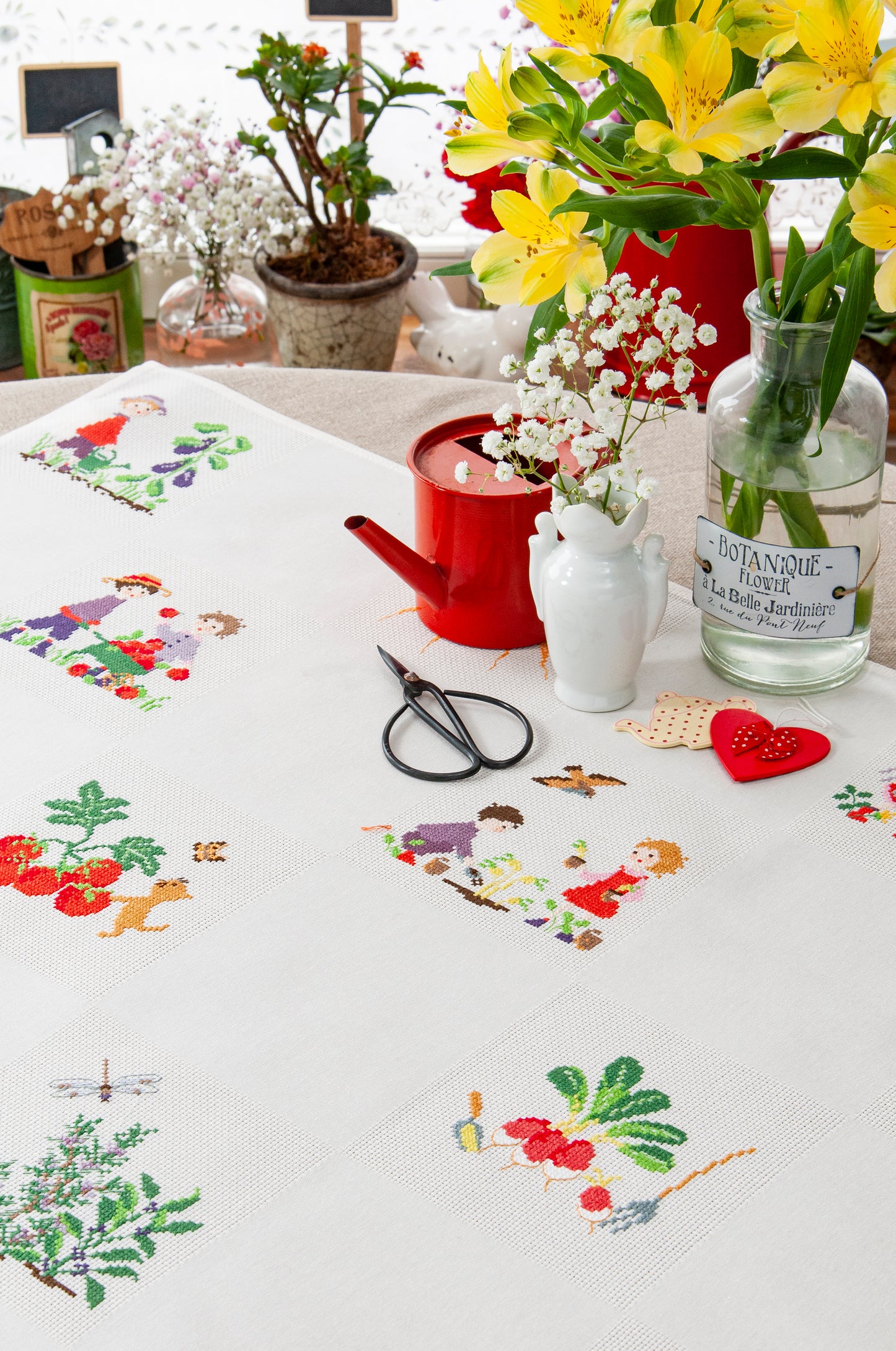 Grille de broderie point de croix « Nappe potager » par P. Samouiloff : personnages du potager à broder sur Aïda blanc 5,5 pts. DMC, 10 pages – ambiance champêtre.