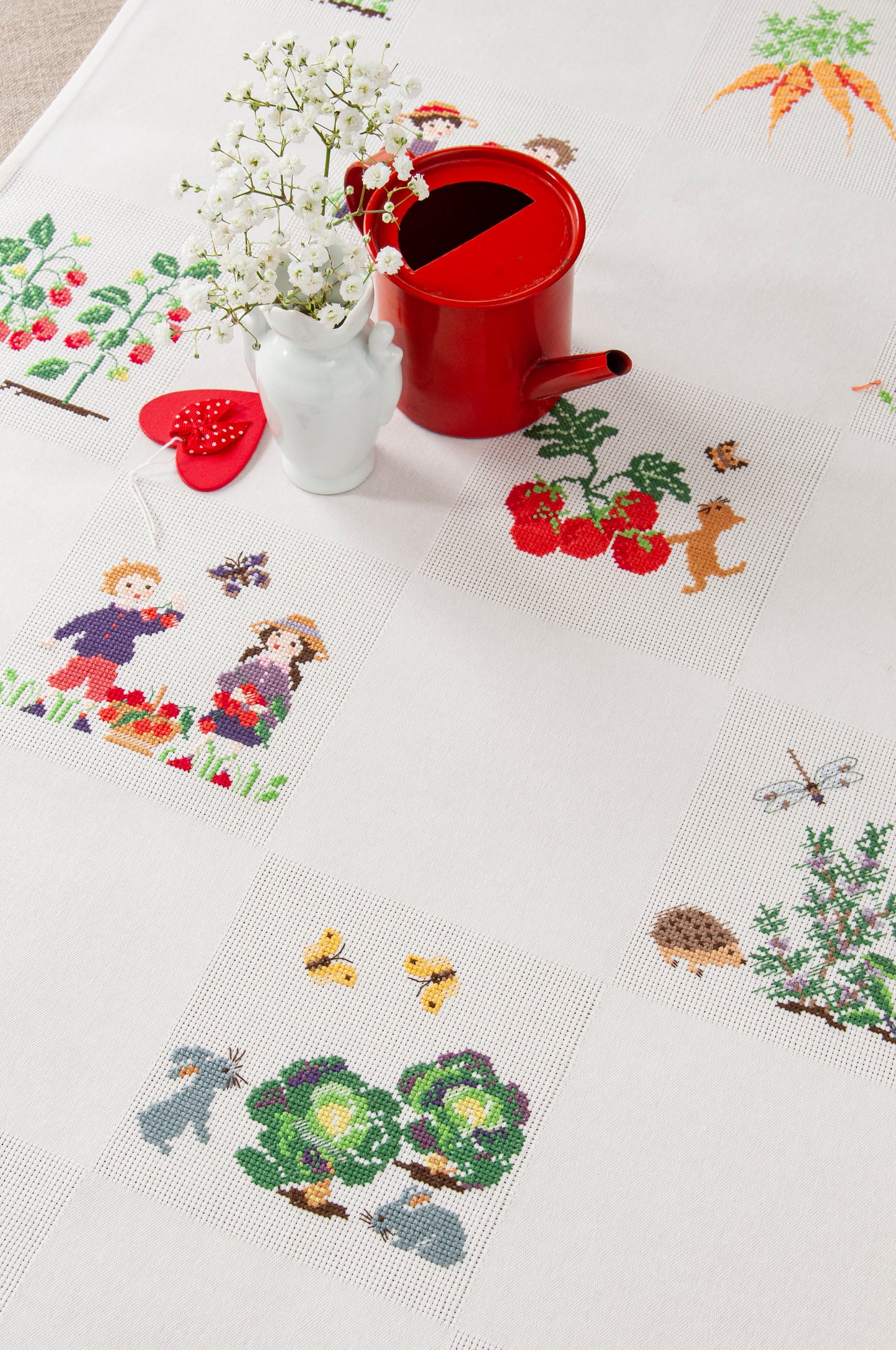 Grille de broderie point de croix « Nappe potager » par P. Samouiloff : personnages du potager à broder sur Aïda blanc 5,5 pts. DMC, 10 pages – ambiance champêtre.