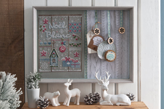 Grille broderie point de croix : Noel Blanc, tableau sapin et flocons a broder sur Aida gris. DMC, 6 pages. 18 x 23 cm.