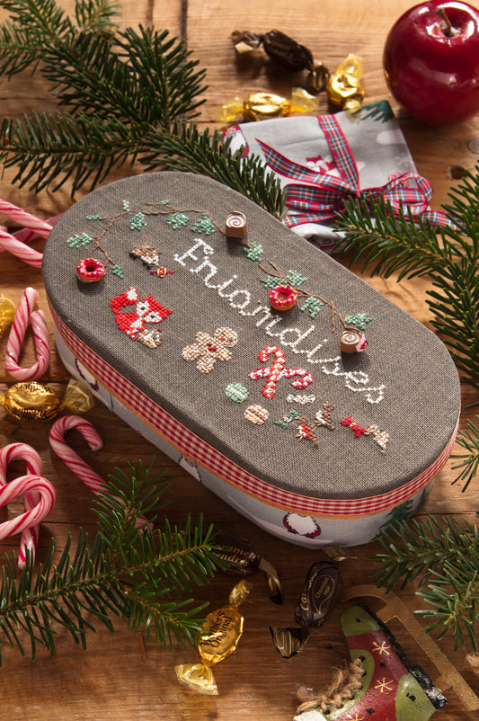 Grille de broderie point de croix « Noël en Forêt » par F. Dieuzaide : 5 décorations de Noël sur toile lin et blanc. DMC, 6 pages, suspensions, tableau, boîte et carte.