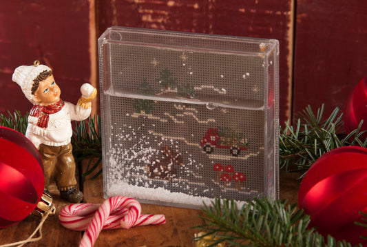 Grille de broderie point de croix « Noël en Forêt » par F. Dieuzaide : 5 décorations de Noël sur toile lin et blanc. DMC, 6 pages, suspensions, tableau, boîte et carte.