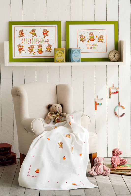 Grille broderie point de croix : ours gourmands, gâteaux et abécédaire pour chambre enfant. 10 pages, symboles et couleurs DMC. Toile Aïda ou lin.