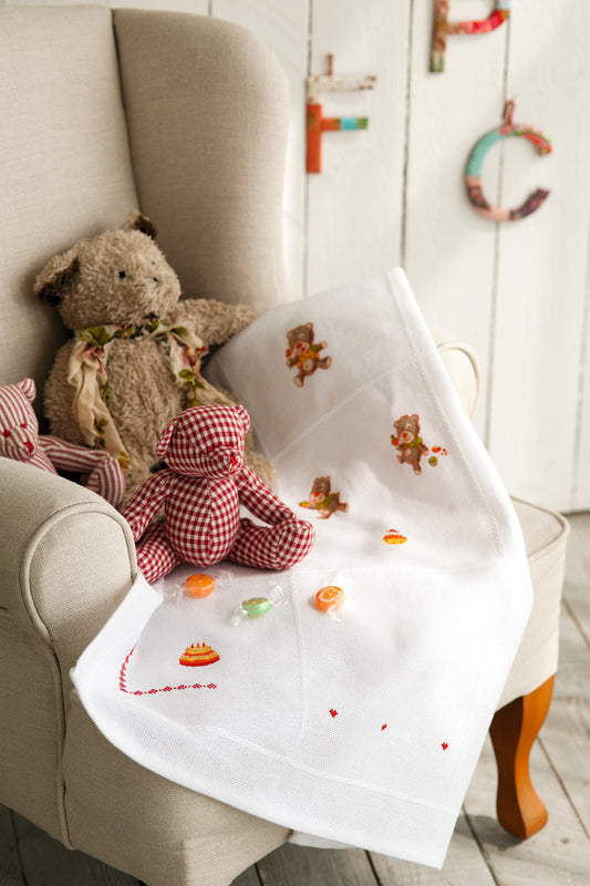 Grille broderie point de croix : ours gourmands, gâteaux et abécédaire pour chambre enfant. 10 pages, symboles et couleurs DMC. Toile Aïda ou lin.1