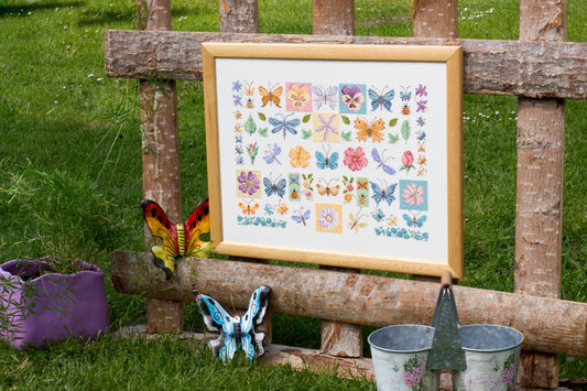 Grille de broderie au point de croix : Pêle-mêle de couleurs, papillons et fleurs pastel. 6 pages avec symboles et références DMC. À broder sur Aïda ou lin.