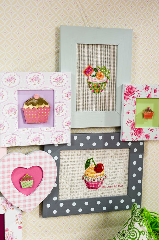 Grille point de croix Pêle-mêle de Printemps par Création Point de Croix. Cupcakes et cerises brodés, DMC sur 6 pages. Format fini env. 12×18 cm sur Aïda.