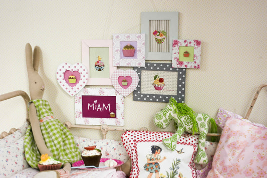 Grille point de croix Pêle-mêle de Printemps par Création Point de Croix. Cupcakes et cerises brodés, DMC sur 6 pages. Format fini env. 12×18 cm sur Aïda.