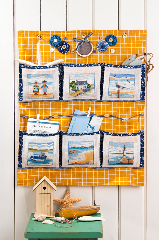 Grille de broderie point de croix : pêle-mêle Bretagne (phares, costumes, granit, paysages). Motif 51 x 51 pts, imprimé couleur (Réf. DMC) sur 6 pages.