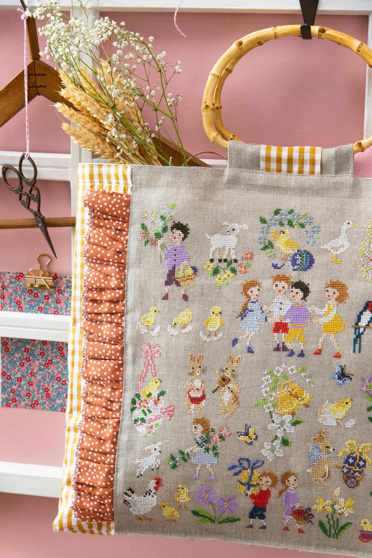 Grille de broderie point de croix : Pâques dans mon sac, grand sac printanier par H. Le Berre. Réf. DMC incluse. À broder sur lin bis. Création Point de Croix.