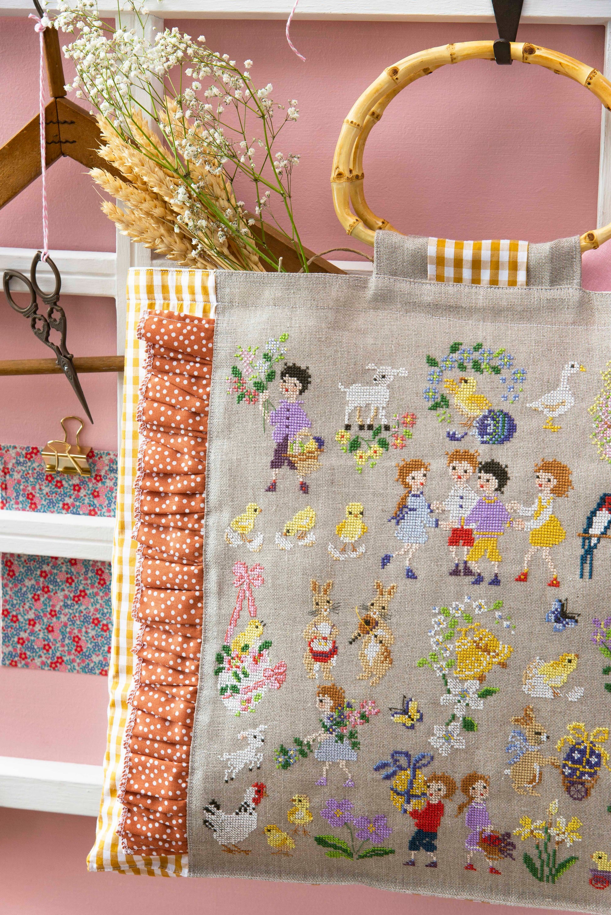 Grille de broderie point de croix : Pâques dans mon sac, grand sac printanier par H. Le Berre. Réf. DMC incluse. À broder sur lin bis. Création Point de Croix.