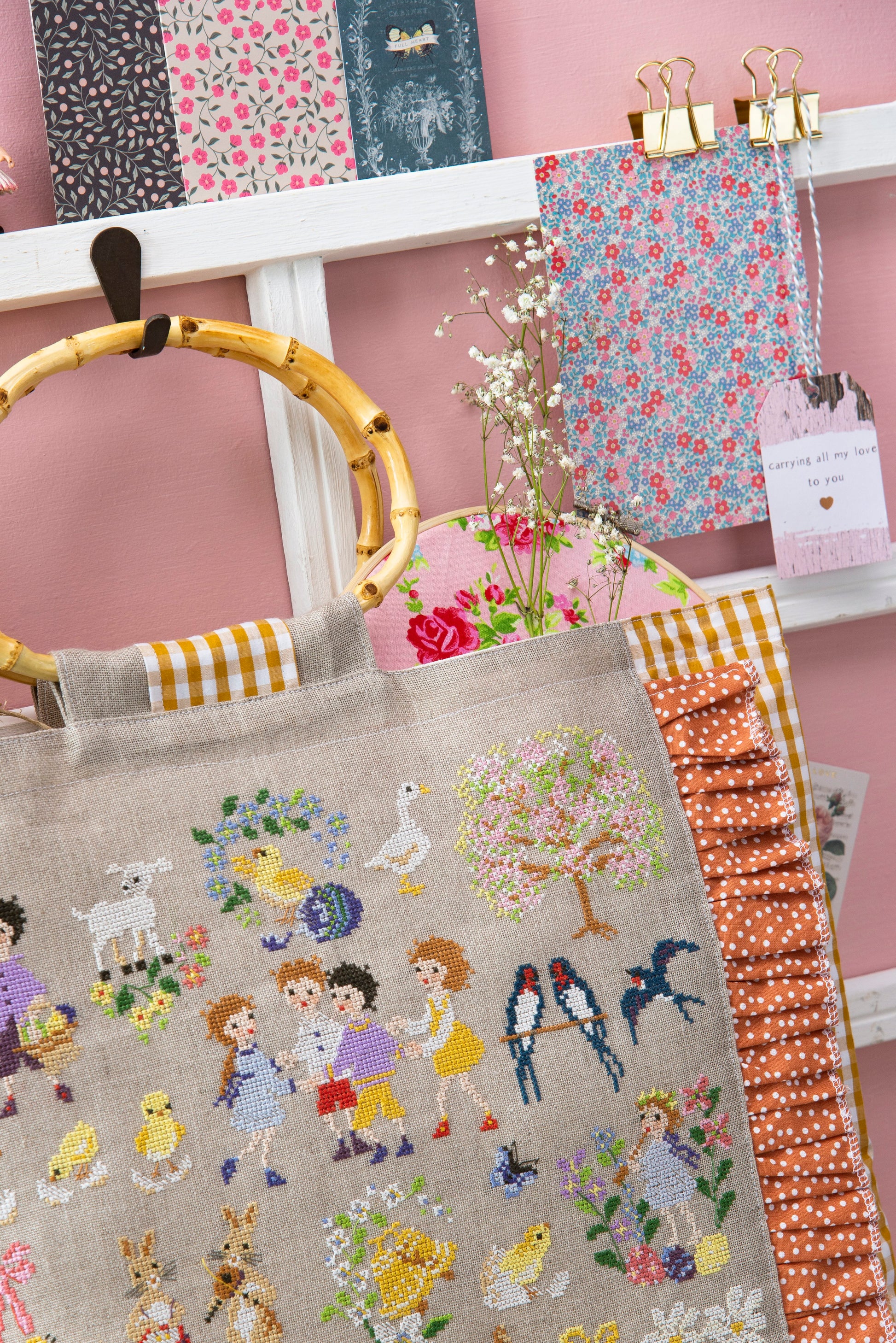 Grille de broderie point de croix : Pâques dans mon sac, grand sac printanier par H. Le Berre. Réf. DMC incluse. À broder sur lin bis. Création Point de Croix.