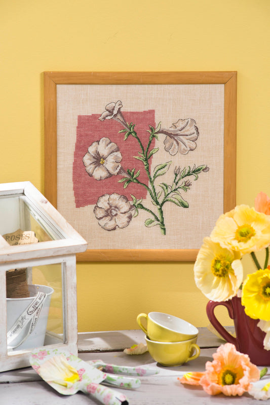 Grille de broderie point de croix : Pétunia, fleur en trompette. 140x137 points, 4 pages, couleurs DMC. Lin ivoire.