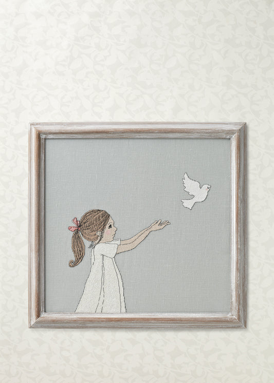 Grille de point de croix Paix sur la Terre Bell & Boo – Belle relâchant un oiseau dans le ciel, symbole de paix et de liberté, brodé sur lin gris 11 fils/cm, Création Point de Croix