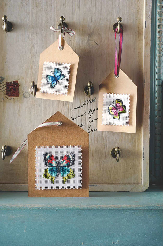 Grille broderie point de croix : papillons belle-dame pour étiquettes cadeaux. 45 x 45 pts, imprimée en couleur sur 4 pages. Réf. DMC incluses.