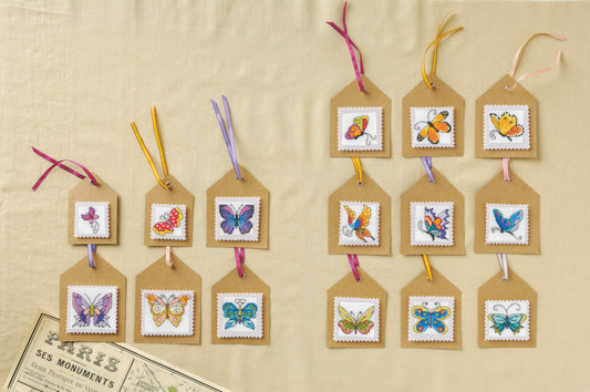 Grille broderie point de croix : papillons belle-dame pour étiquettes cadeaux. 45 x 45 pts, imprimée en couleur sur 4 pages. Réf. DMC incluses.